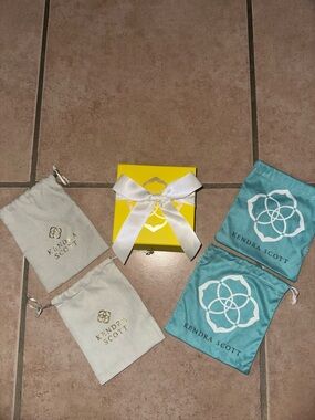 Kendra Scott Teal and Cream Jewelry Pouch Set with Yellow Gift Box